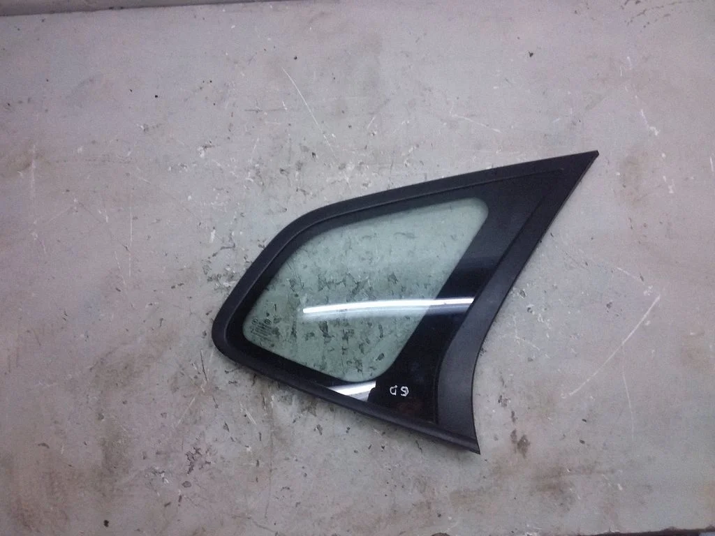 Rear vent window glass 43R000083
