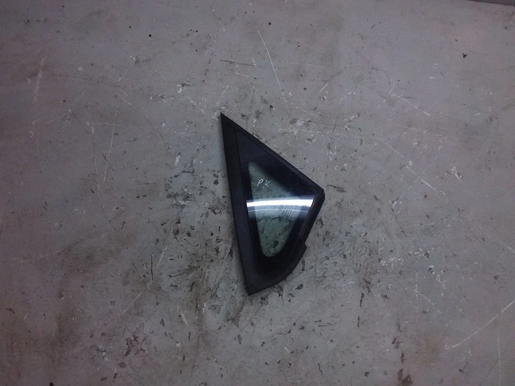 Front door vent window glass four-door – KIA Carens I (1999-2006)