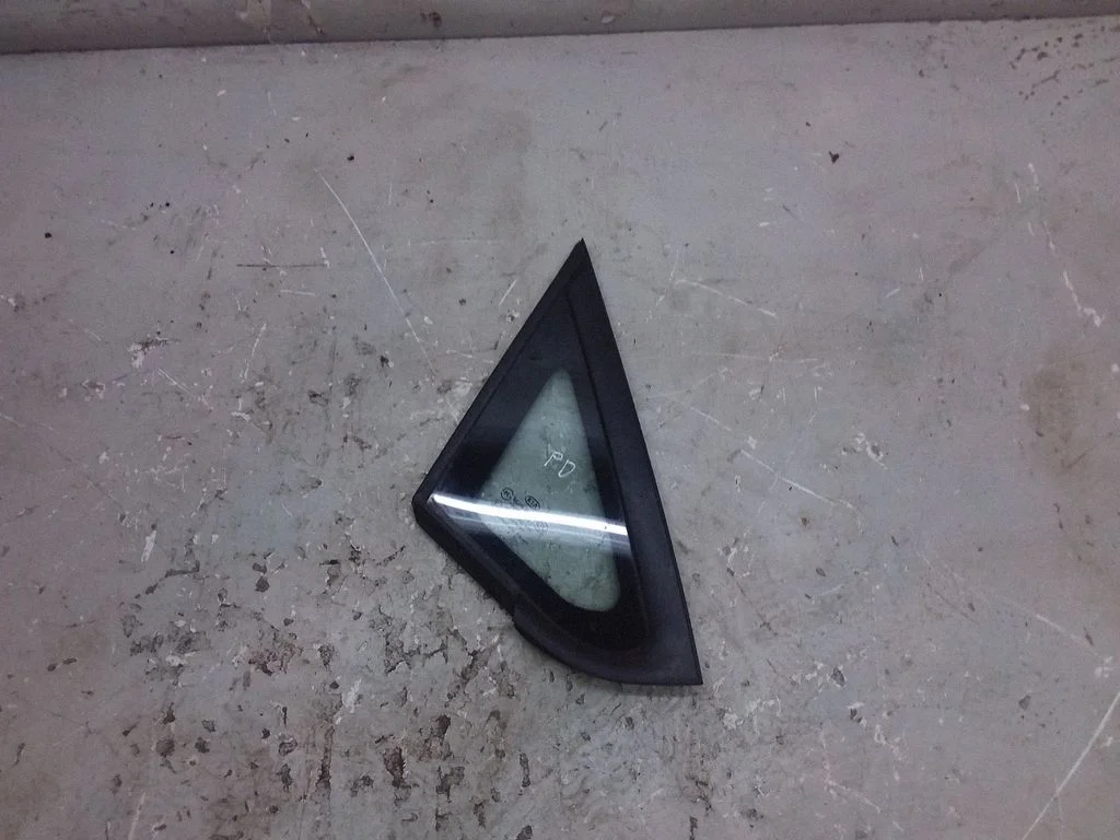 Front door vent window glass four-door – KIA Carens I (1999-2006)