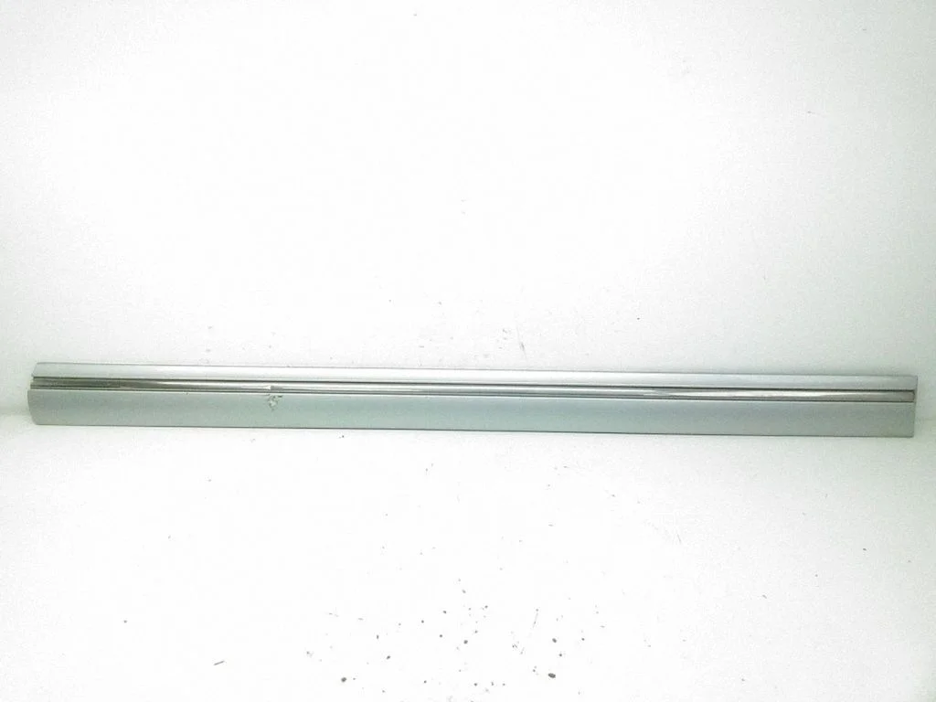 Esiukse liist (mold) – parem
