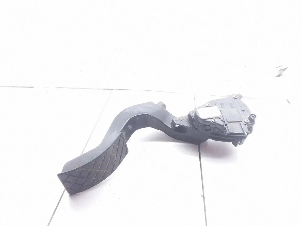 Accelerator throttle pedal – Volkswagen Passat B5.5 (2001-2005)