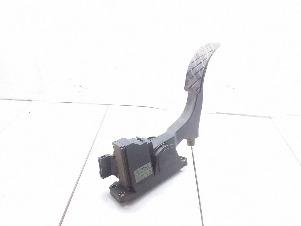 Accelerator throttle pedal – Skoda Octavia Mk1 (1U) (1996-2004)