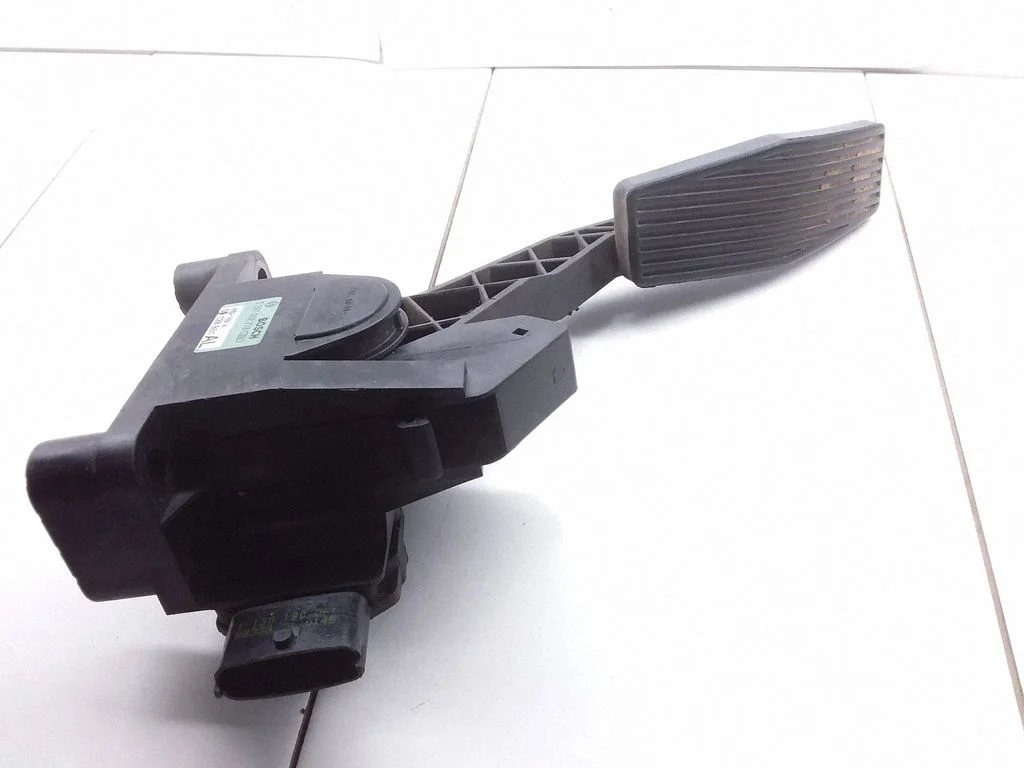 Accelerator throttle pedal 09128851