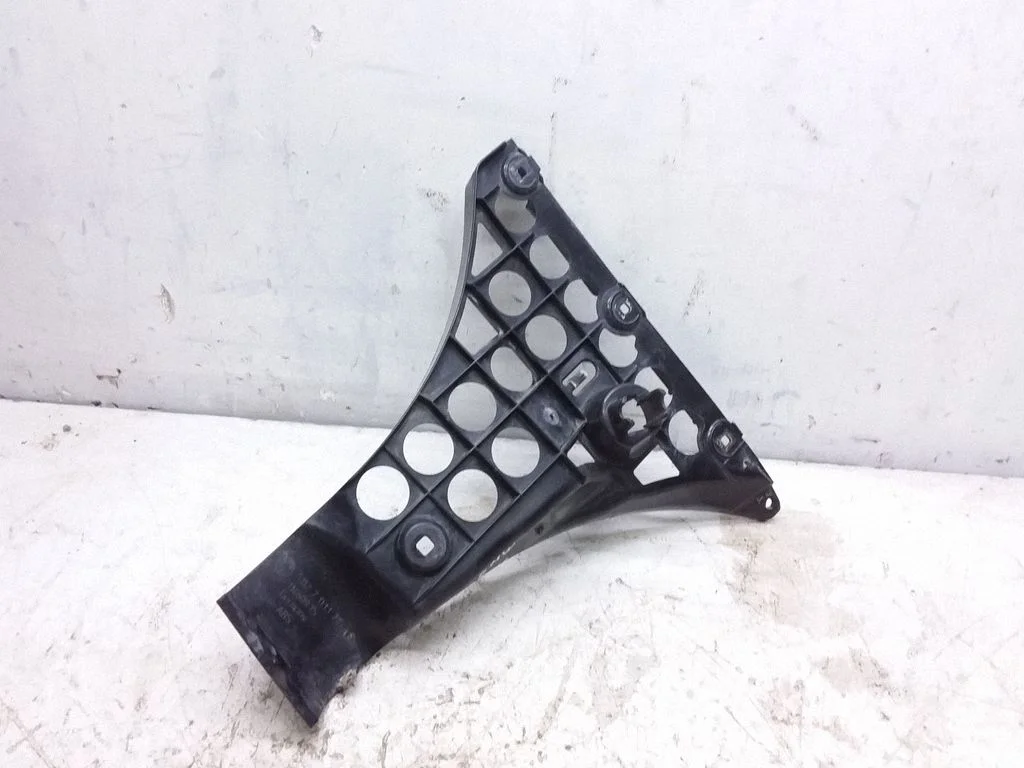 Bumper support mounting bracket corner