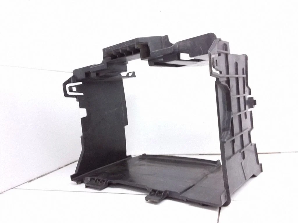 Battery box tray 8200314272 – Renault Modus (2004-2007)