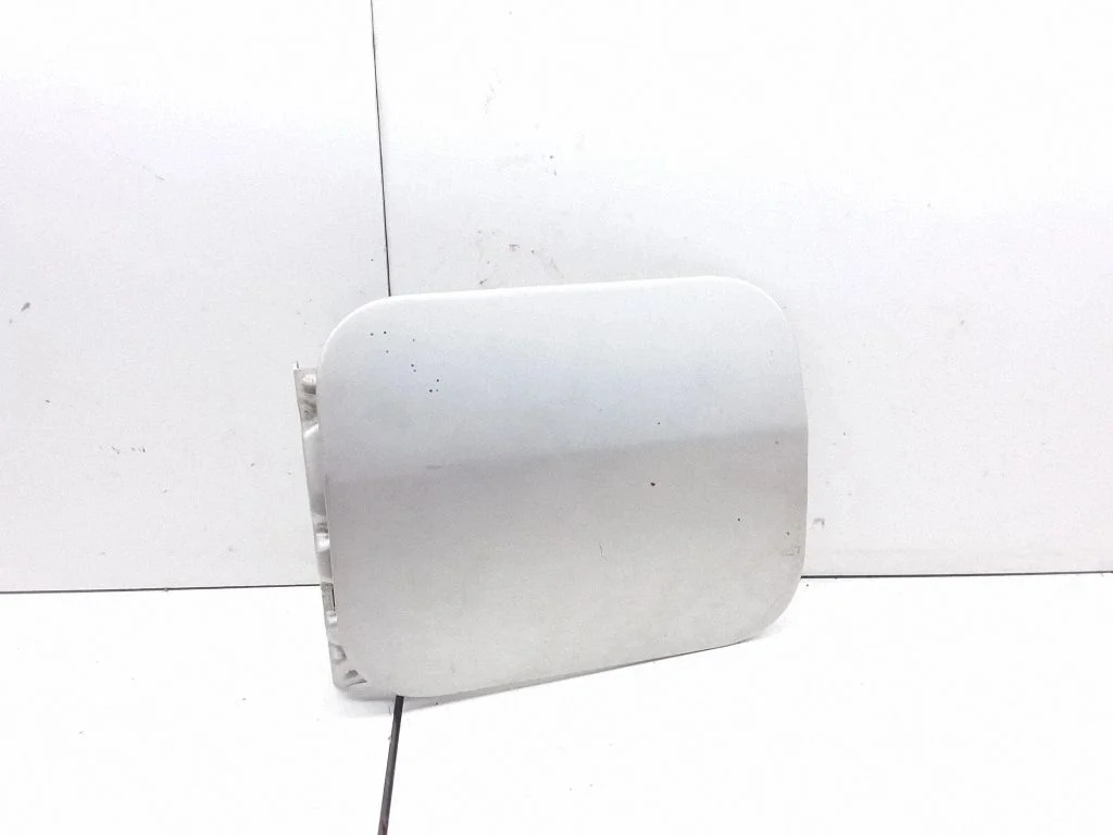 Fuel tank cap trim