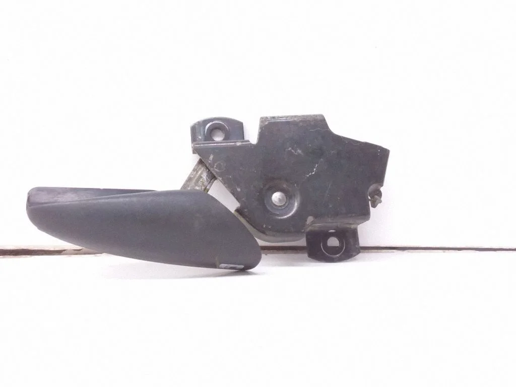 Fuel cap release pull handle
