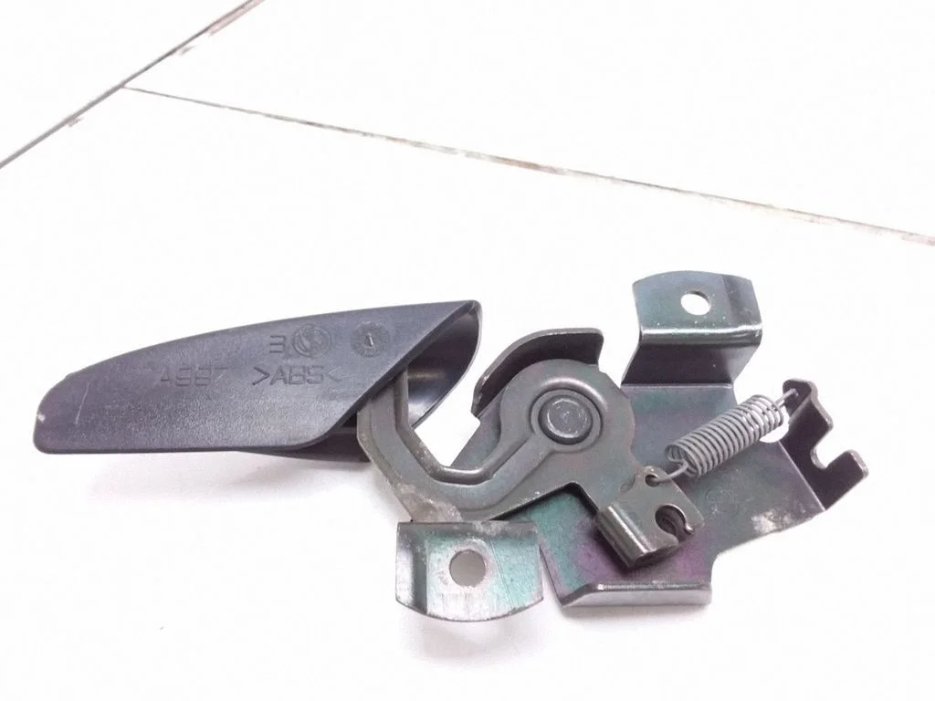 Fuel cap release pull handle