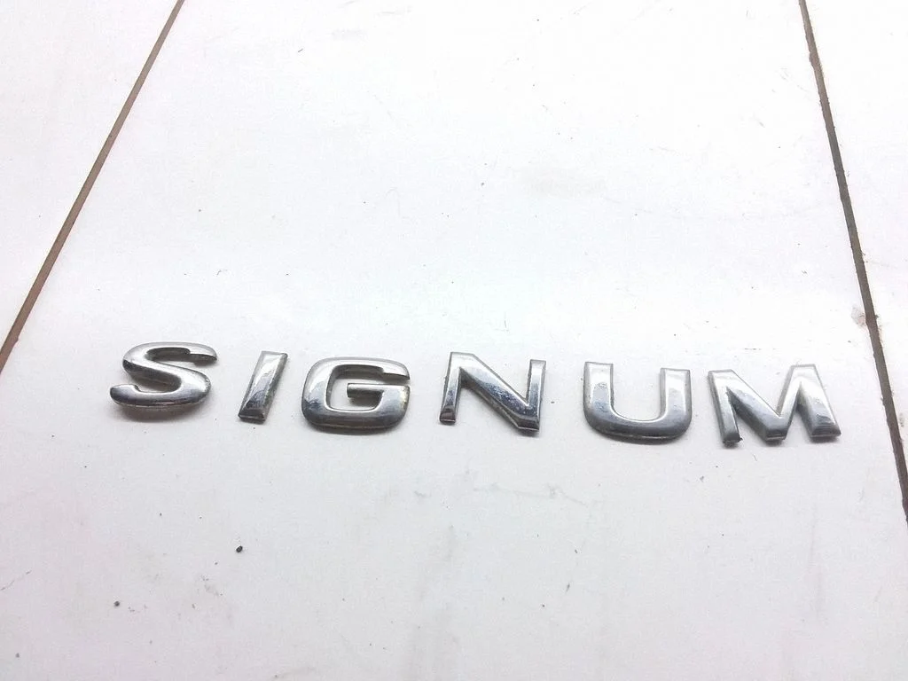 Ražotāja emblēma/modeļa burti – Opel Signum (2003-2008)