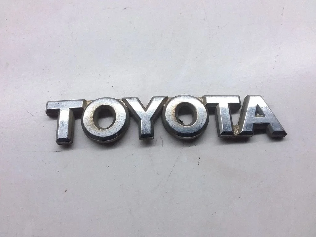 Ražotāja emblēma/modeļa burti – Toyota Yaris Verso (1999-2005)