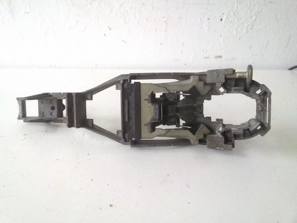 Front door exterior handle/bracket 3B0837885