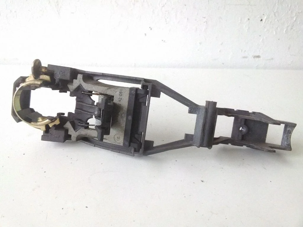Front door exterior handle/bracket 3B0837885