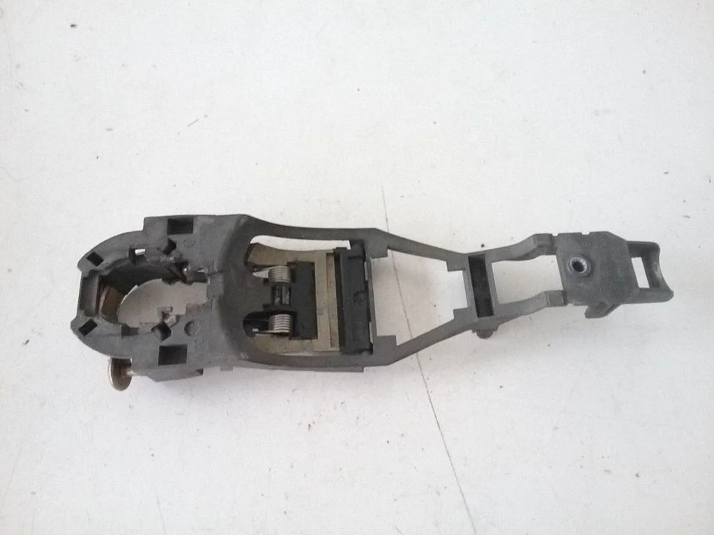 Front door exterior handle/bracket 3B0837885