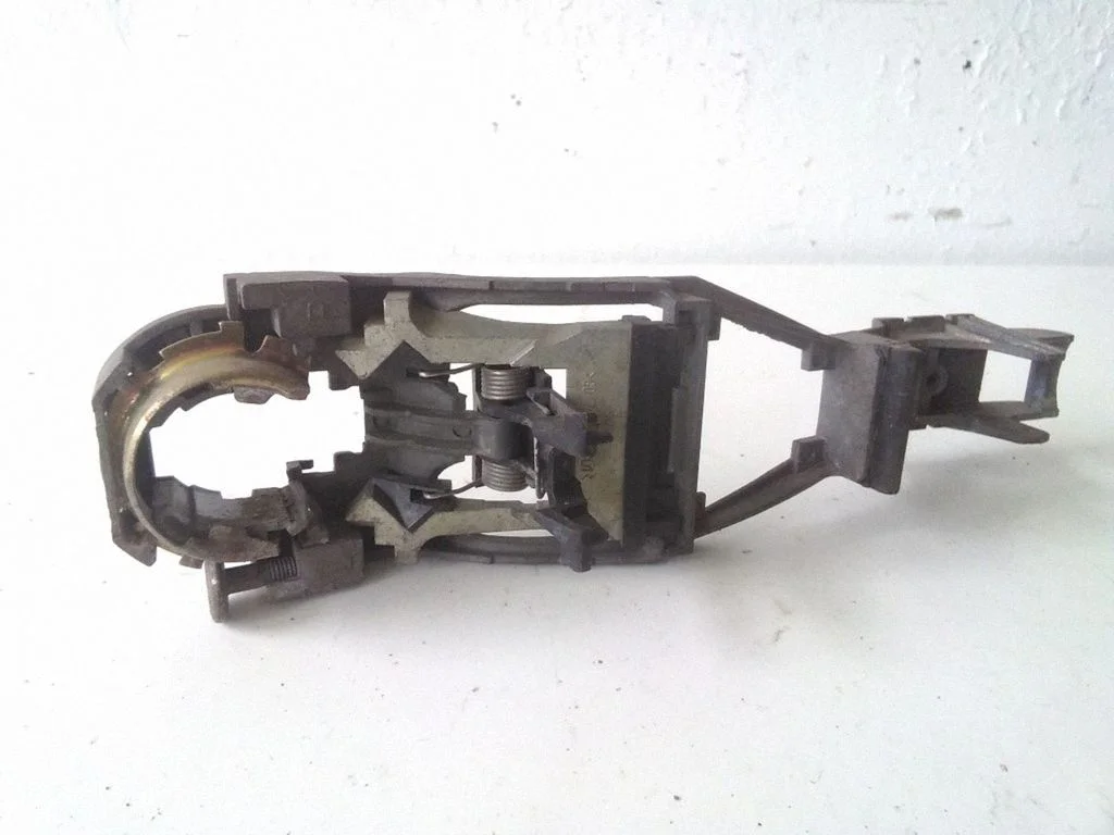 Front door exterior handle/bracket 3B0837885