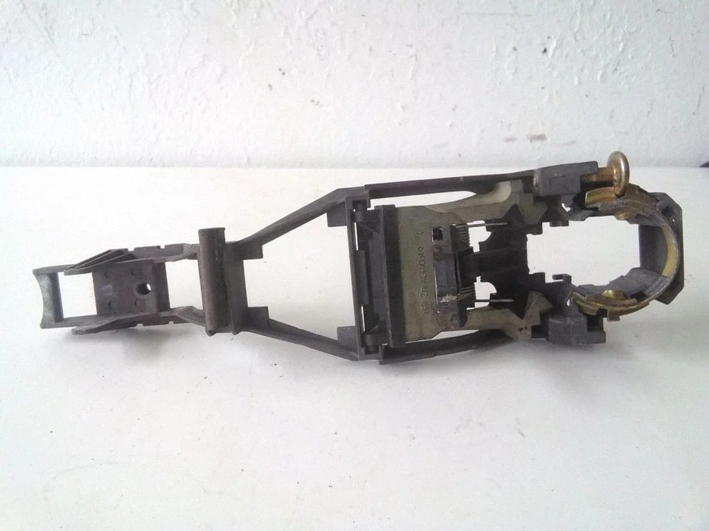 Front door exterior handle/bracket 3B0837885