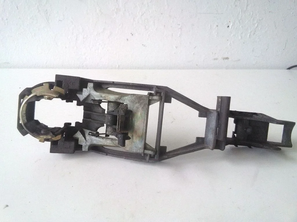 Front door exterior handle/bracket 3B0837885