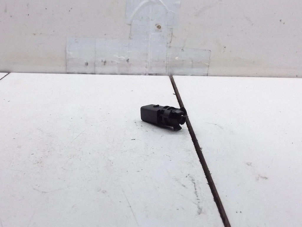 Outside/exterior temperature sensor – Volkswagen Touareg I (2002-2010)