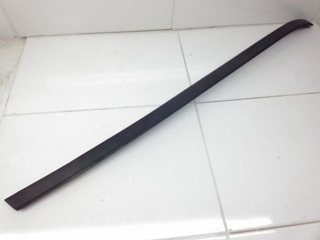 Windshield trim – left