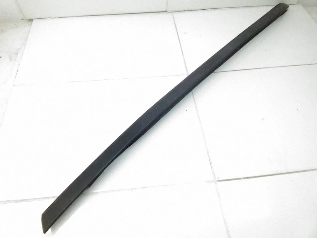 Windshield trim – right