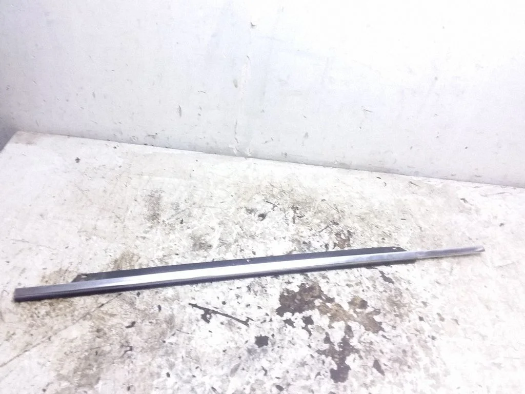 Front door glass trim molding – Audi Q7 4L (2005-2015)