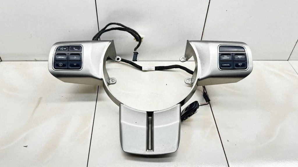 Steering wheel buttons/switches P56046099AD