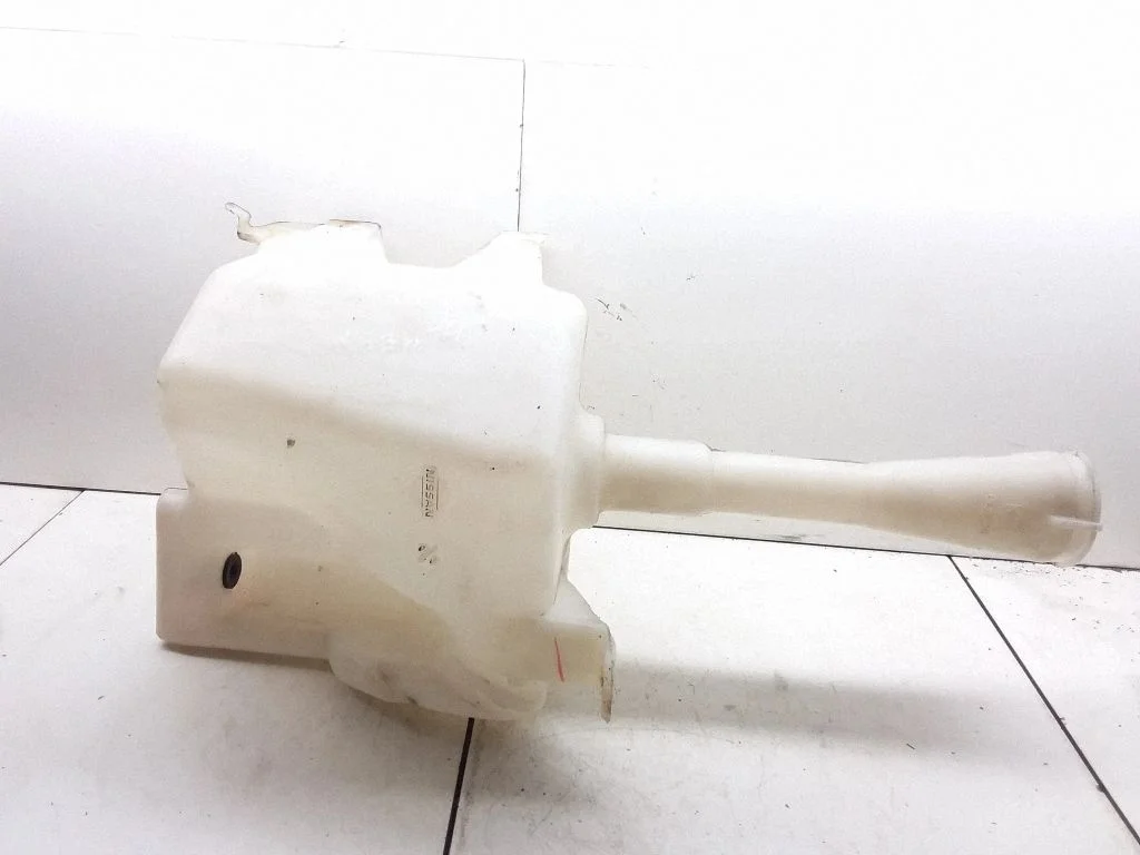 Lamp washer fluid tank – Nissan Almera N16 (2000-2010)