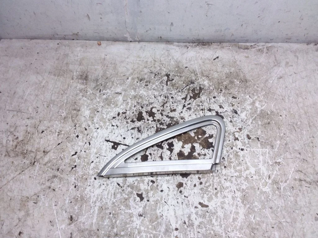 Rear side glass trim – Jaguar XJ X308 (1998-2002)