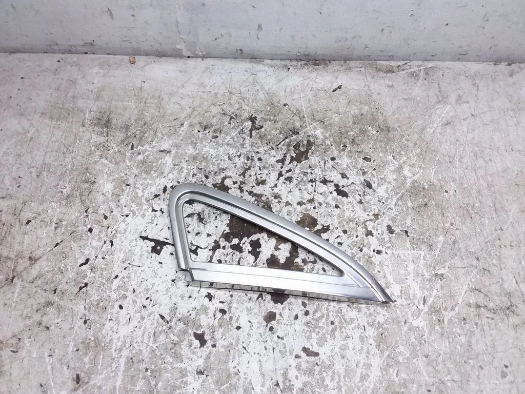 Rear side glass trim – Jaguar XJ X308 (1998-2002)