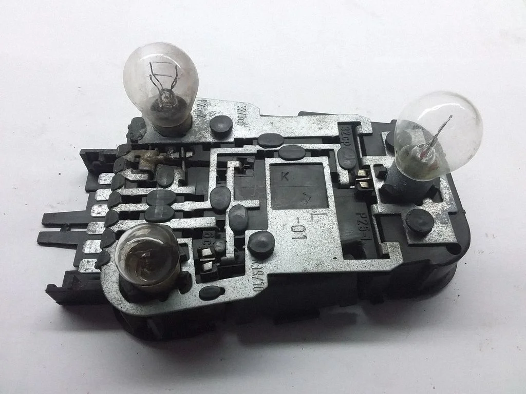 Tail light bulb cover holder – Audi 100 200 5000 C3 (1982-1991)