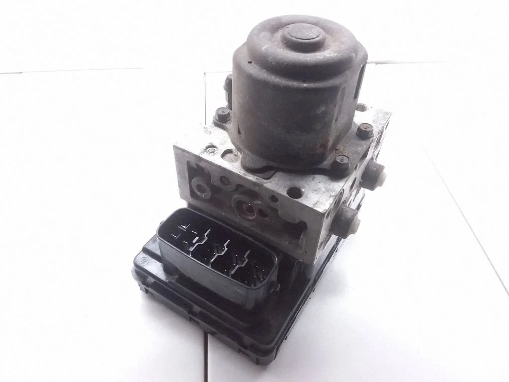 ABS block – Toyota Avensis Verso (2001-2009)
