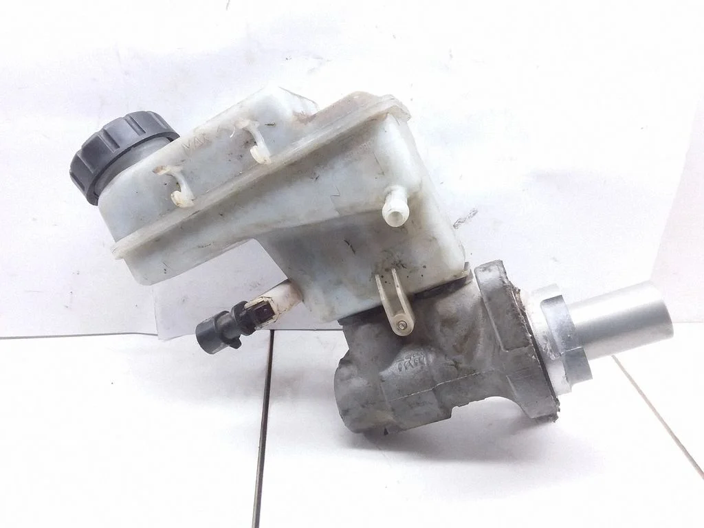 Master brake cylinder 32069801