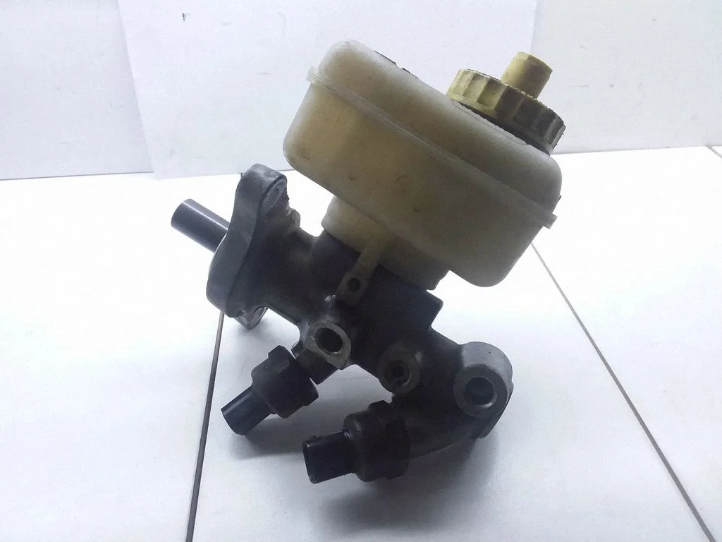 Master brake cylinder L481402