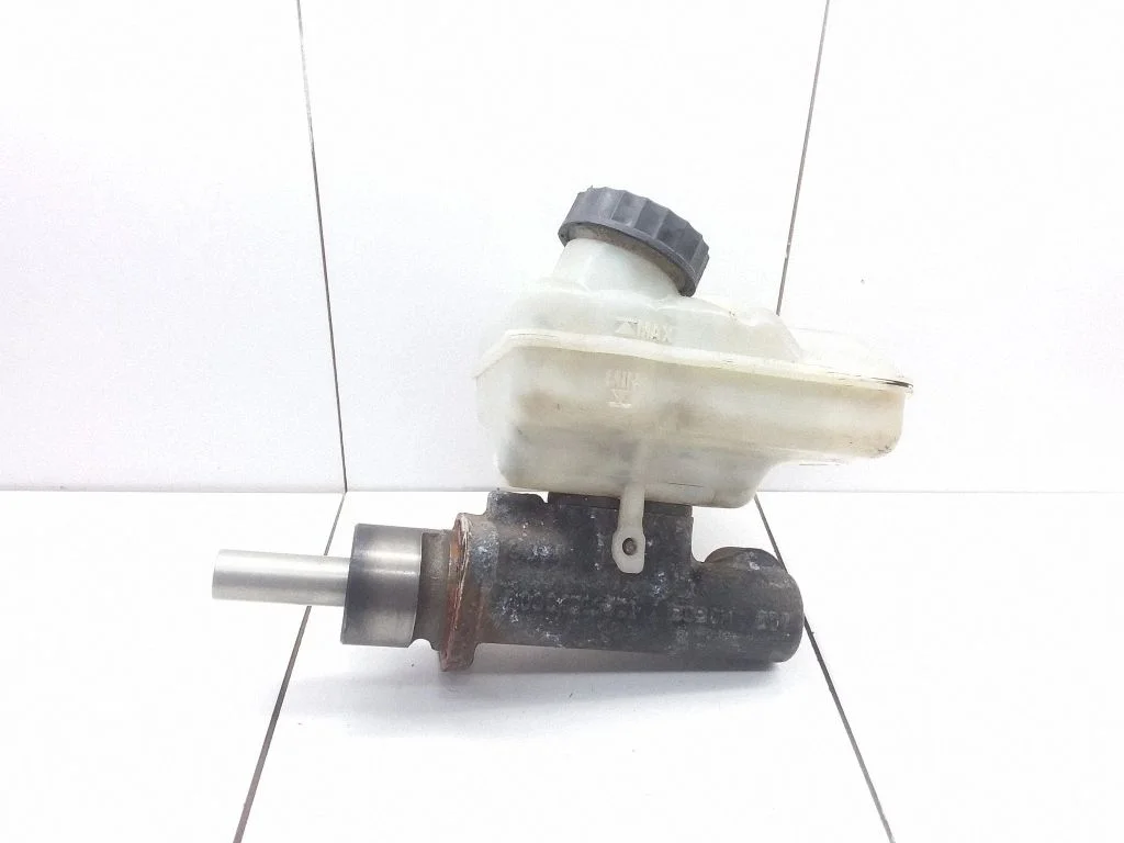Master brake cylinder L519889