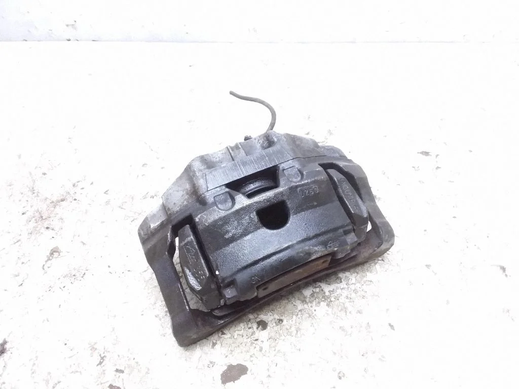 Front brake caliper – front right