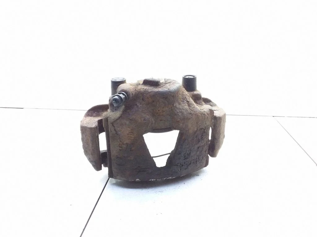 Front brake caliper – front right