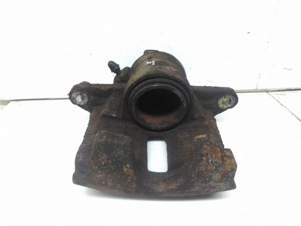 Front brake caliper – left