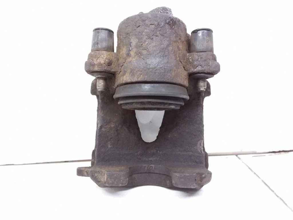 Front brake caliper – right
