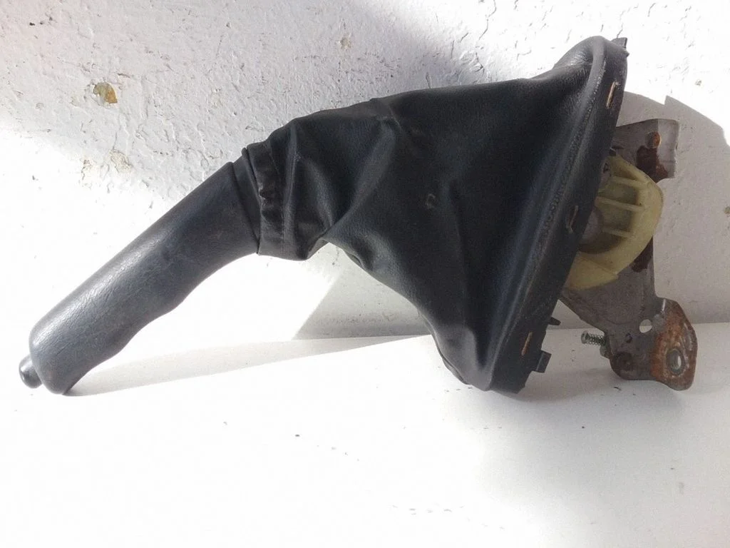 Handbrake/parking brake lever assembly – Ford Focus (1998-2004)
