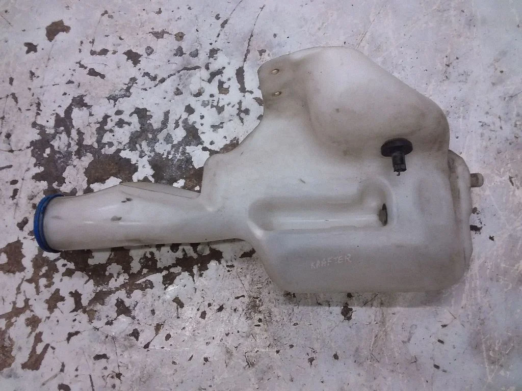 Windshield washer fluid reservoir/tank – Volkswagen Crafter (2006-2016)
