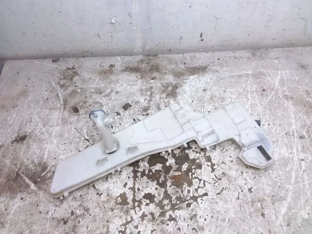 Windshield washer fluid reservoir/tank – Nissan Navara D23 (2015-)