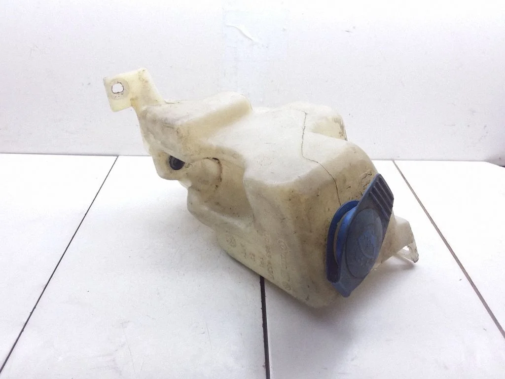 Logu mazgāšanas šķidruma tvertne – Volkswagen Golf IV (1998-2005)