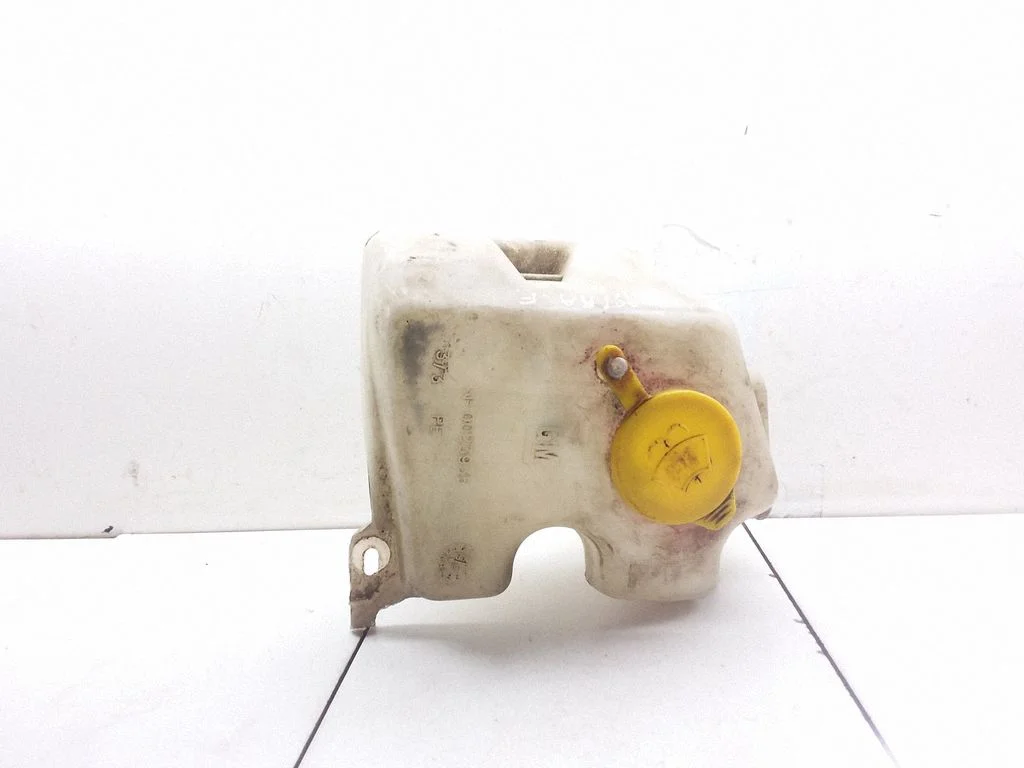 Windshield washer fluid reservoir/tank – Opel Astra F (1992-1998)