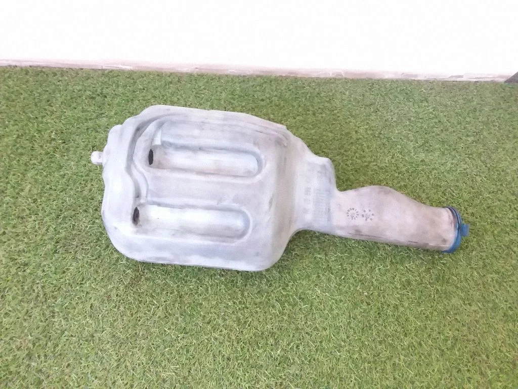 Windshield washer fluid reservoir/tank – Volkswagen Crafter (2006-2016)