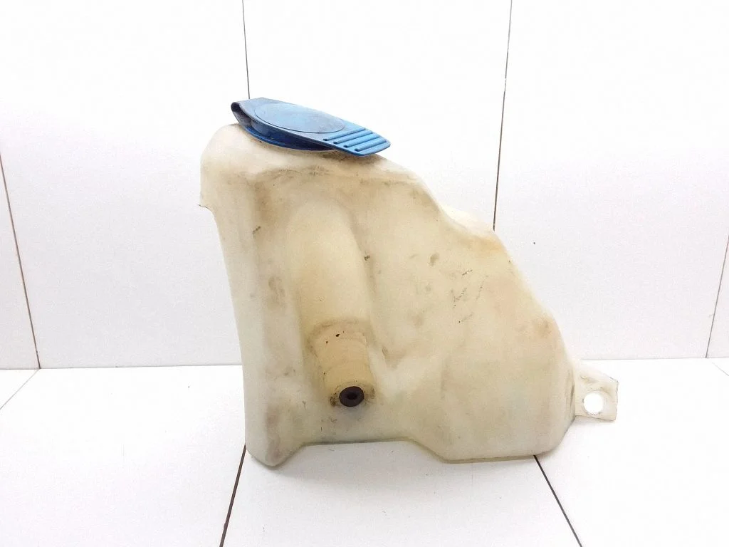 Windshield washer fluid reservoir/tank – Volkswagen Polo III 6N 6N2 6NF (1995-2001)