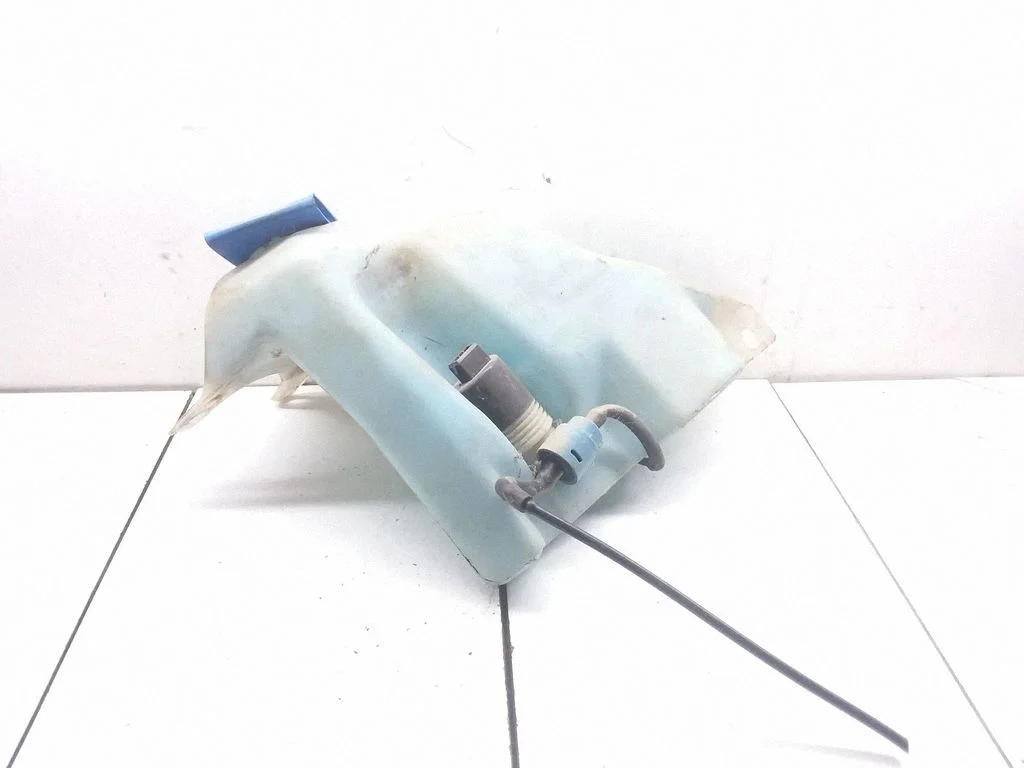 Windshield washer fluid reservoir/tank – Volkswagen Polo III 6N 6N2 6NF (1995-2001)