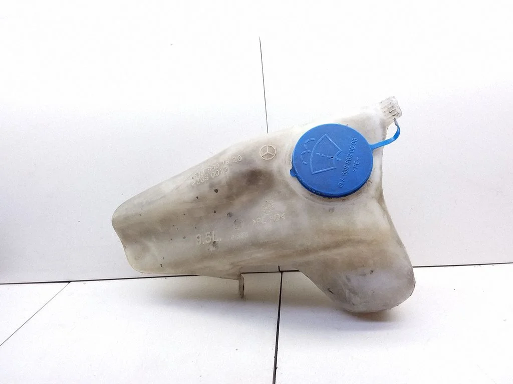 Windshield washer fluid reservoir/tank – Mercedes-Benz Vito Viano W638 (1996-2003)
