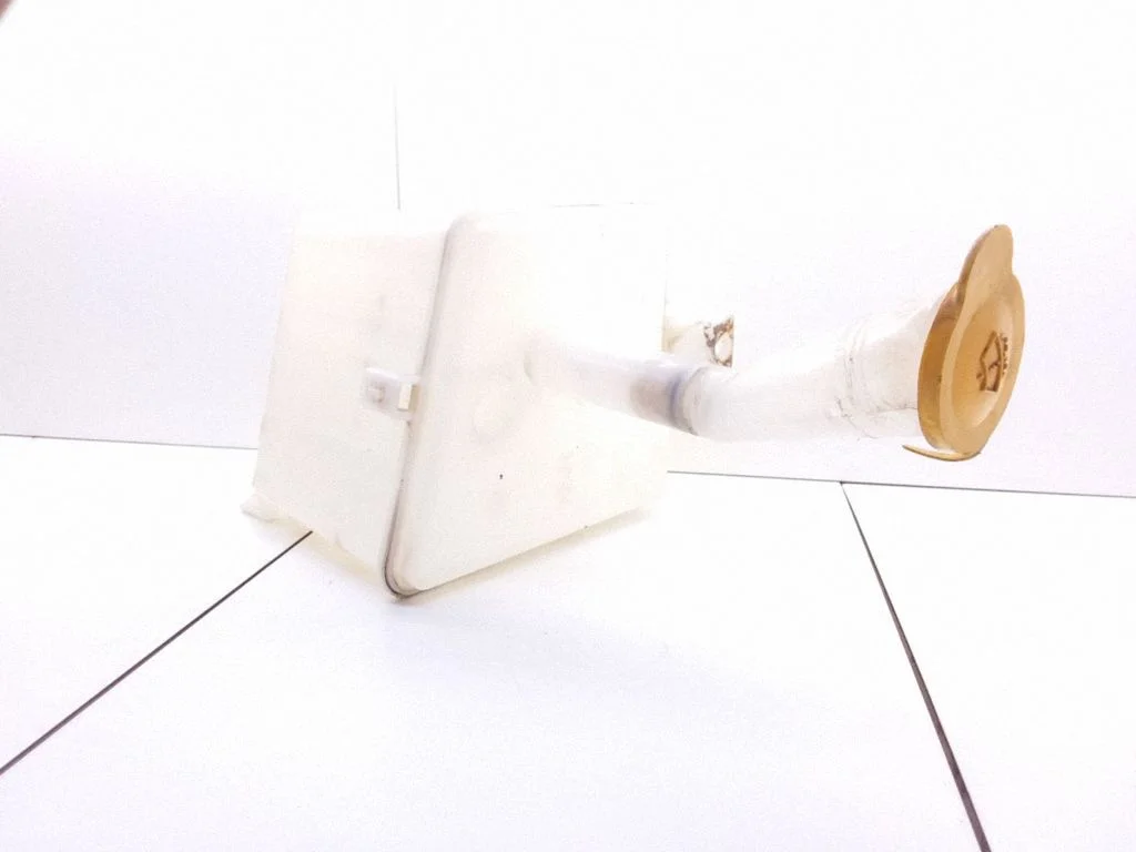 Windshield washer fluid reservoir/tank – Nissan Primera (2000-2001)
