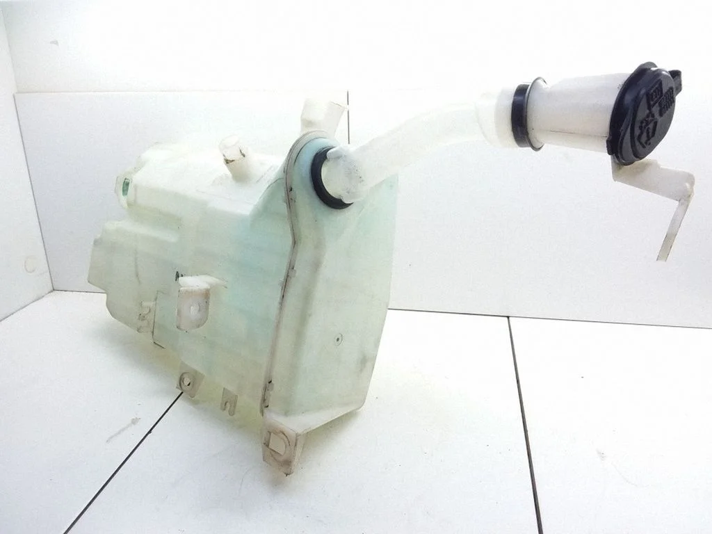 Windshield washer fluid reservoir/tank – Toyota Previa (XR30, XR40) II (2000-2006)