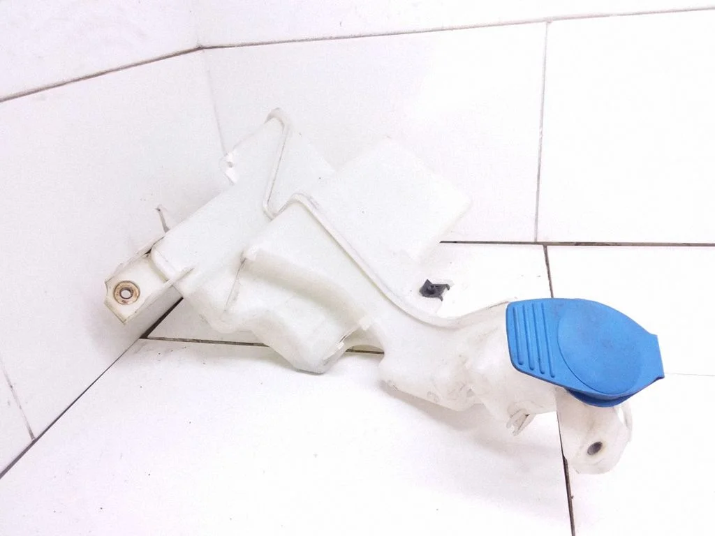 Windshield washer fluid reservoir/tank – Volkswagen Passat B6 (2005-2010)