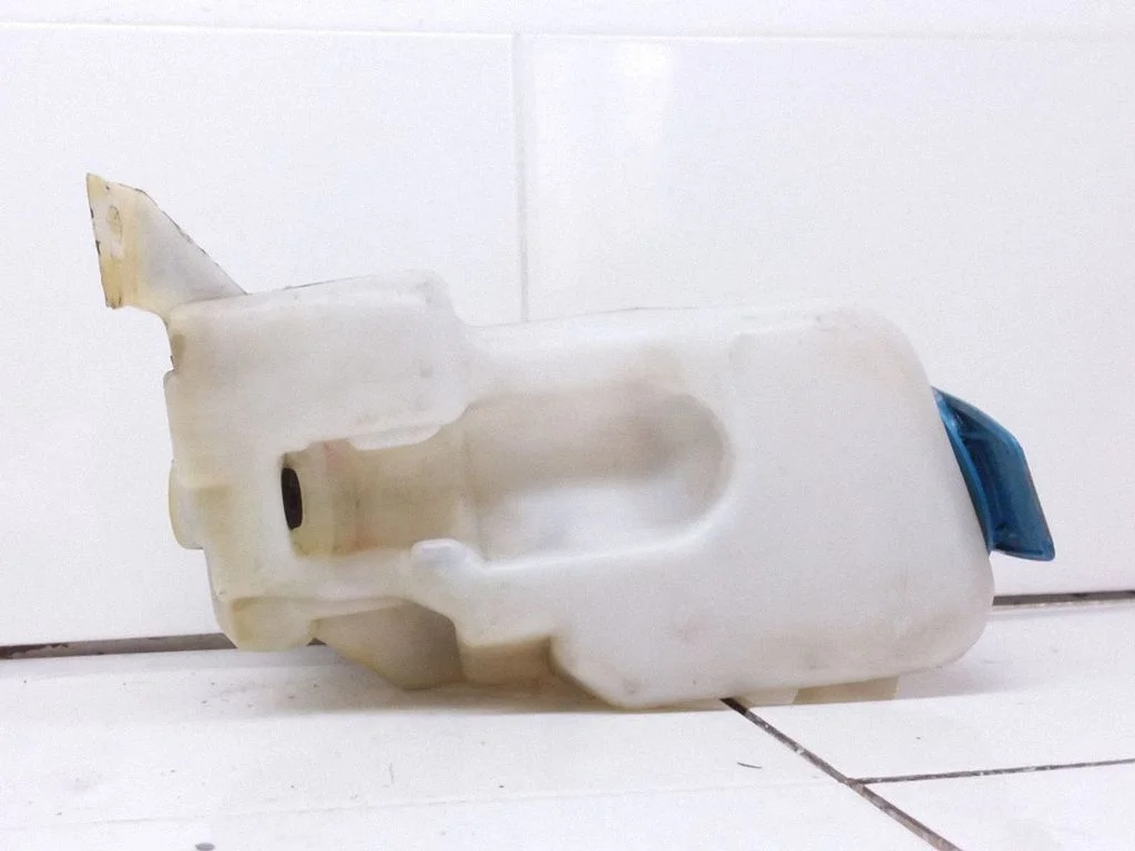 Windshield washer fluid reservoir/tank – Skoda Octavia Mk1 (1U) (1996-2004)